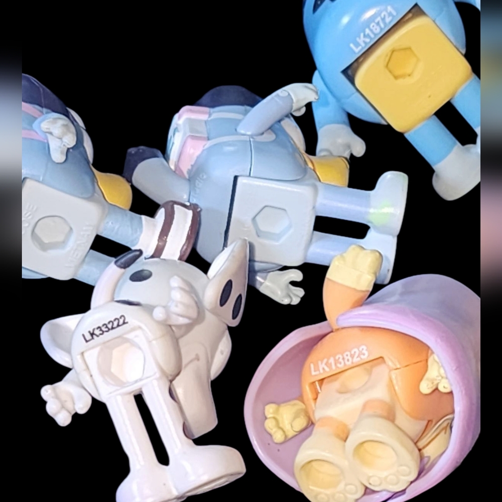 10 Authentic Bluey And Friends Action Figures - Picture 12 of 14
